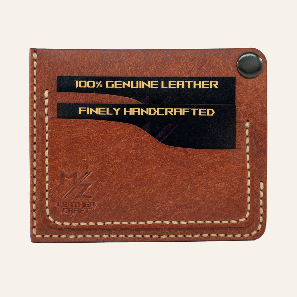 MZ Leather Craft köşe çıtçıtlı ters cüzdan kiremit Pueblo deri, kapalı önden görünüm, iki adet dolu kart yuvası, açık gri el dikişi ve kabartmalı MZ logosu