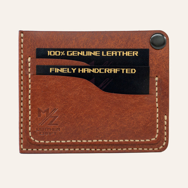 MZ Leather Craft köşe çıtçıtlı ters cüzdan kiremit Pueblo deri, kapalı önden görünüm, iki adet dolu kart yuvası, açık gri el dikişi ve kabartmalı MZ logosu