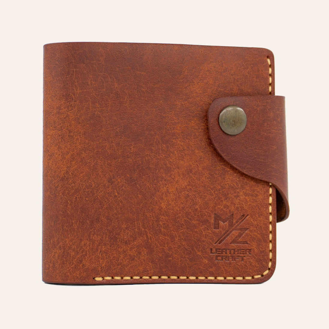 MZ Leather Craft çıtçıtlı yatay kiremit Pueblo deri klasik erkek cüzdanı, kapalı önden görünüm ve kontrast sarı el dikişi detayları
