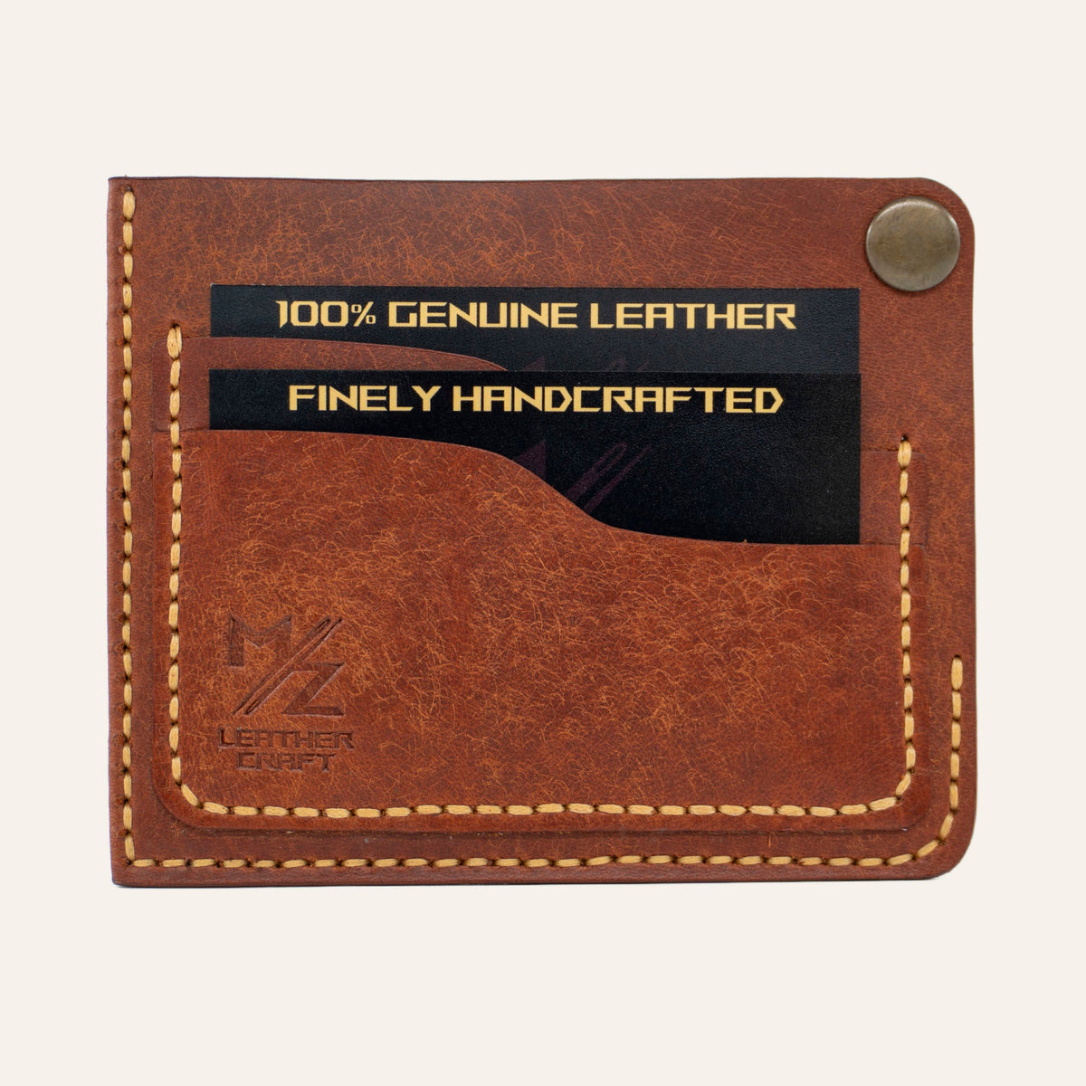 MZ Leather Craft köşe çıtçıtlı ters cüzdan kiremit Pueblo deri, kapalı önden görünüm, iki adet dolu kart yuvası, sarı el dikişi ve kabartmalı MZ logosu