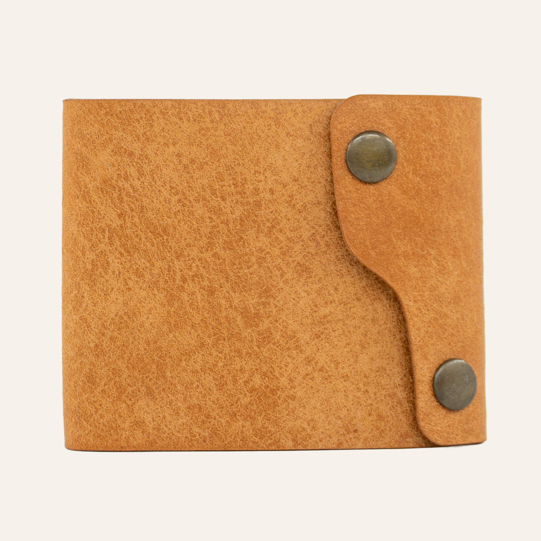 MZ Leather Craft çift çıtçıtlı dil kapaklı kompakt natürel Pueblo deri cüzdanı, kapalı önden görünüm ve asimetrik kapak tasarımı
