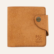 MZ Leather Craft çıtçıtlı yatay natürel Pueblo deri klasik erkek cüzdanı, kapalı önden görünüm ve kontrast kahverengi el dikişi detayları