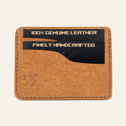 MZ Leather Craft yatay minimalist natürel Pueblo deri kartlık, kartlarla dolu önden görünüm, kahverengi el dikişleri ve sol alt köşede kabartmalı MZ logosu