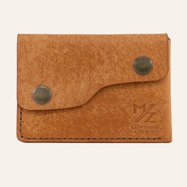 MZ Leather Craft çift çıtçıtlı kapaklı minimalist natürel Pueblo deri cüzdan, kapalı önden görünüm, asimetrik kapak formu, kahverengi el dikişi ve kabartmalı MZ logosu
