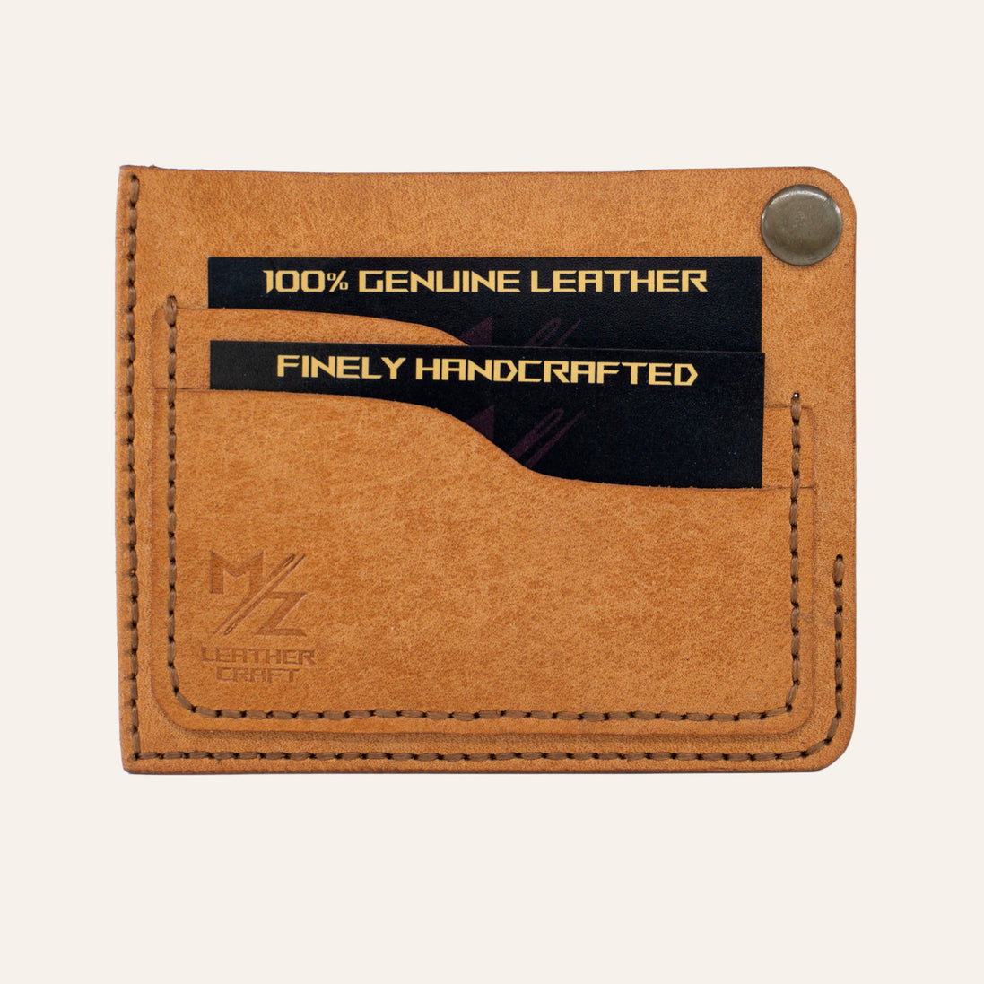 MZ Leather Craft köşe çıtçıtlı ters cüzdan natürel Pueblo deri, kapalı önden görünüm, iki adet dolu kart yuvası, kahverengi el dikişi ve kabartmalı MZ logosu