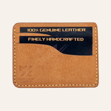 MZ Leather Craft yatay minimalist natürel Pueblo deri kartlık, kartlarla dolu önden görünüm, sarı el dikişleri ve sol alt köşede kabartmalı MZ logosu