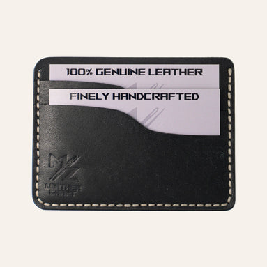 MZ Leather Craft yatay minimalist siyah Pueblo deri kartlık, kartlarla dolu önden görünüm, açık gri el dikişleri ve sol alt köşede kabartmalı MZ logosu