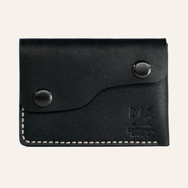 MZ Leather Craft çift çıtçıtlı kapaklı minimalist siyah Pueblo deri cüzdan, kapalı önden görünüm, asimetrik kapak formu, açık gri el dikişi ve kabartmalı MZ logosu