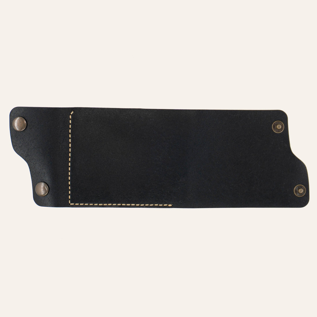 MZ Leather Craft tamamen açılmış dil kapaklı kompakt siyah Pueblo deri cüzdan, düz dış görünüm, L şeklinde sarı el dikişi ve asimetrik gövde formu